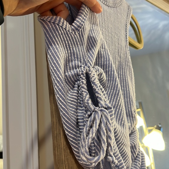 Blue & white cut out crop top - Picture 2 of 3